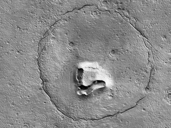 美国宇航局在火星上发现了一个岩层，看起来就像一张巨大的熊脸