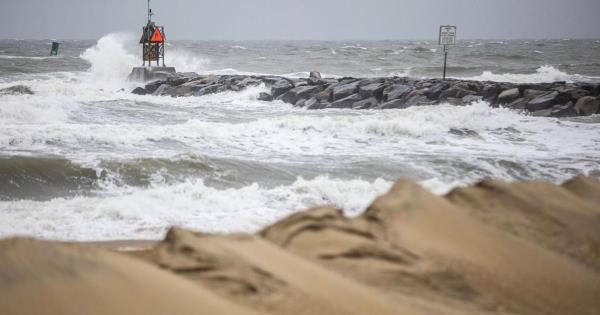 热带风暴奥菲莉亚在北卡罗来纳州登陆，沿海地区遭受暴雨袭击