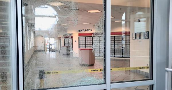 德克萨斯州男子因“政治原因”破坏马里昂邮局窗户