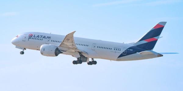 据报道，一架波音787飞机突然坠落，造成50人受伤，原因可能是一名空乘人员不小心撞到了驾驶舱的开关