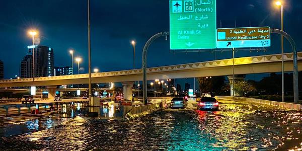 倾盆大雨在迪拜机场造成严重破坏，视频显示一架飞机奋力穿过被水淹没的跑道