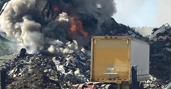 消防员控制着落基山回收厂的大火