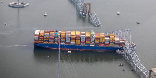 调度音频显示，现场人员意识到一艘984英尺长的船即将撞上巴尔的摩最大的桥梁