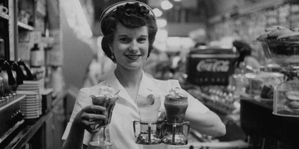 老照片展示了20世纪50年代在餐馆吃饭的样子