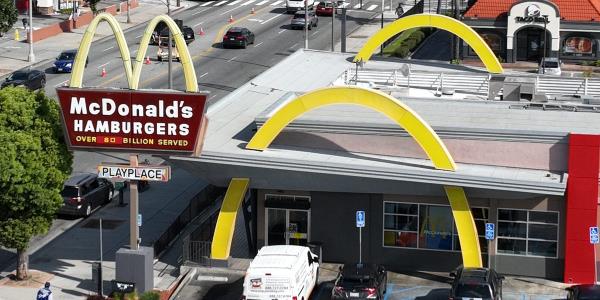 “我不能为一份开心乐园餐收取20美元”:麦当劳特许经营商对加州新快餐店员工工资的回应