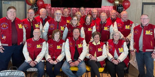 在一起工作近50年后，19名前麦当劳员工回到了他们的老餐厅，举行了“1975届毕业生”聚会