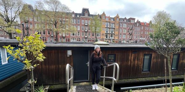 参观一艘宽敞的阿姆斯特丹船屋，每晚700美元，让游客像当地人一样生活